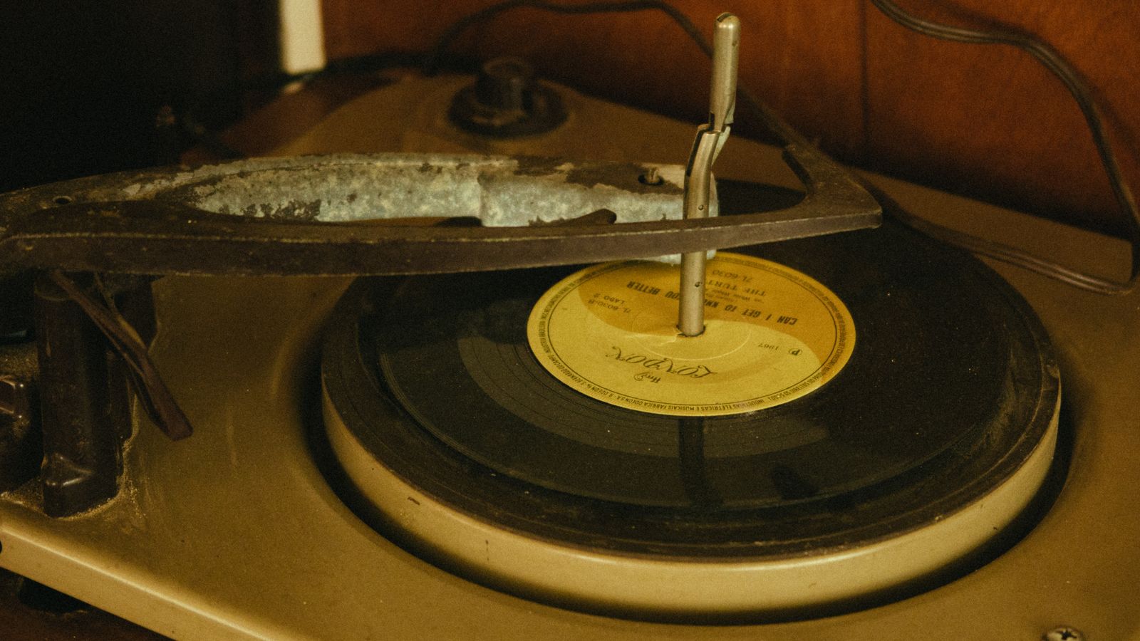A vintage record player with a 1960s single on the turntable, the kind of music trigger used in reminiscence activities